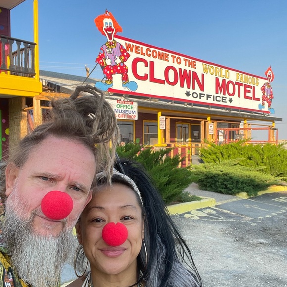 Hi! I’m @YourFaceHere ( shakes hand ) 👋🏽 - Picture 7 of 16